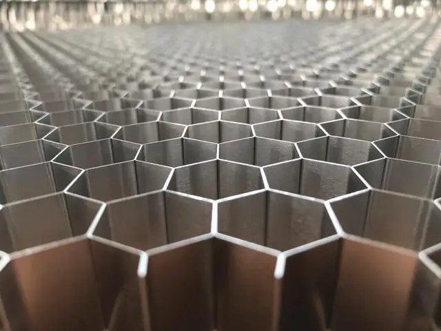鋁蜂窩板，讓現(xiàn)代建筑更具科技感！-吉祥裝飾