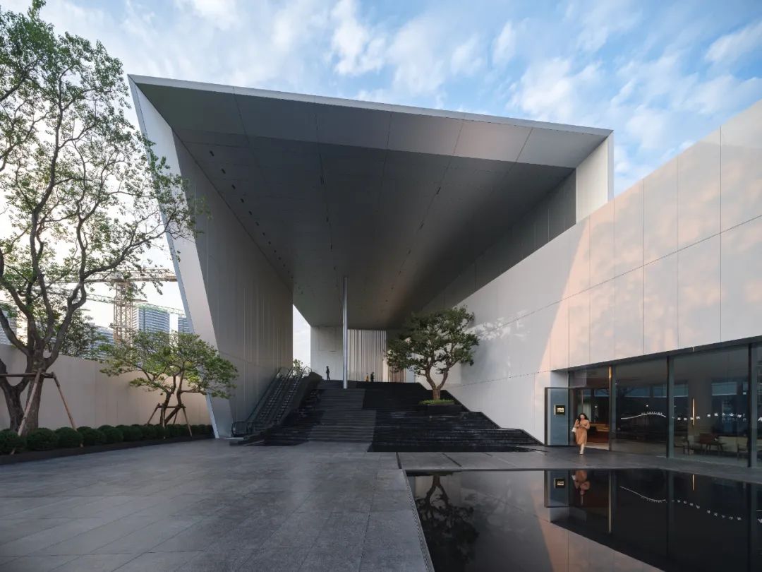 公園中的美術(shù)館：超白玻璃+鋁板的外立面設(shè)計(jì)，簡(jiǎn)潔的美感。